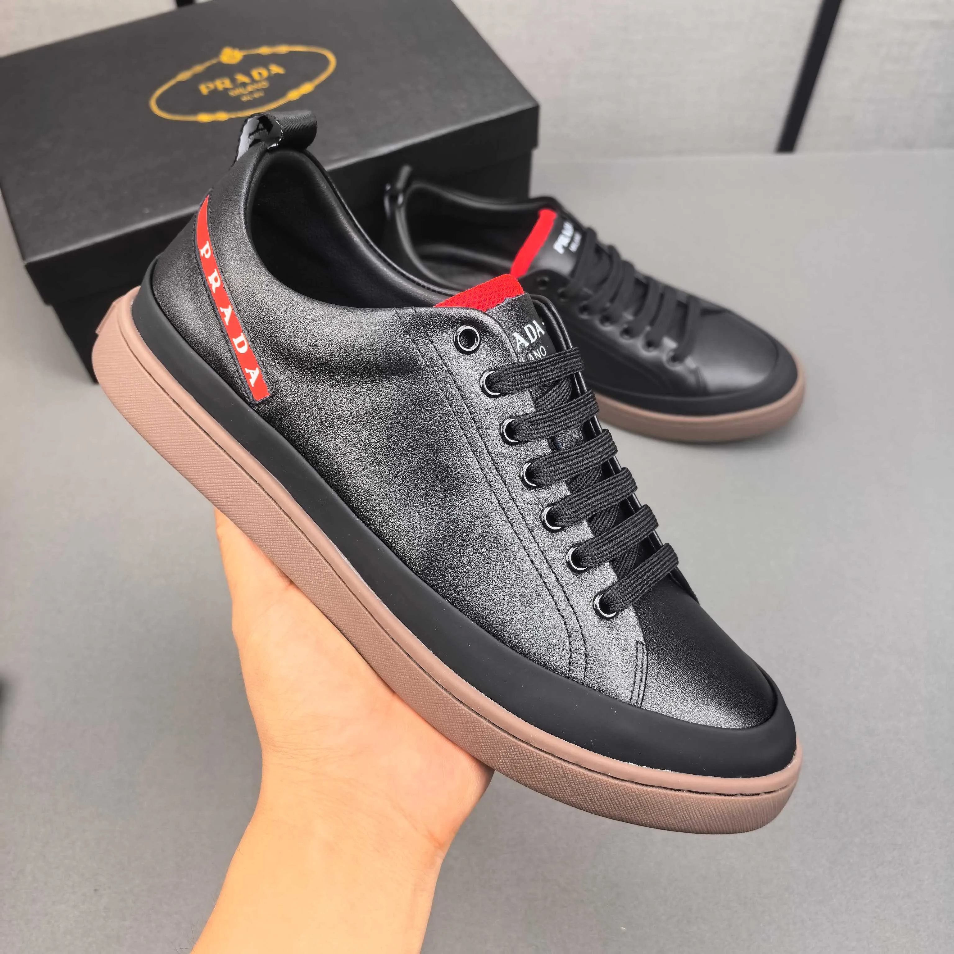PP420❣️❣️❣️Prada set off the audience! Prada, an international brand that is constantly innovating, this men's casual shoe, the original version, made of cowhide leather at a ratio of one to one at the store, with leather feet and rubber non-slip outsole, breathable and comfortable, quality speaks for itself👄38-44